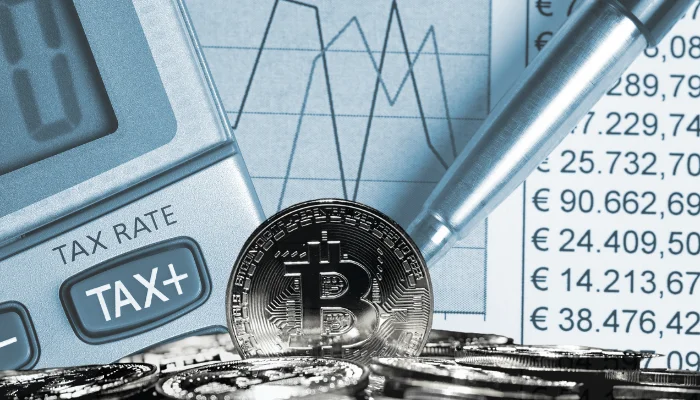 Fiscalidad de criptomonedas en Andorra Moneda de Bitcoin sobre gráficos financieros, calculadora y cifras en euros, representando fiscalidad de criptomonedas en Europa
